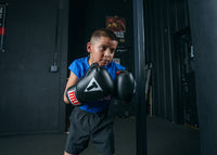 variant:lifestyle::TITLE Classic Boxing Gloves boy boxing pose