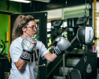 variant:lifestyle::TITLE Boxing Fight Back Boxing Gloves lady double end bag