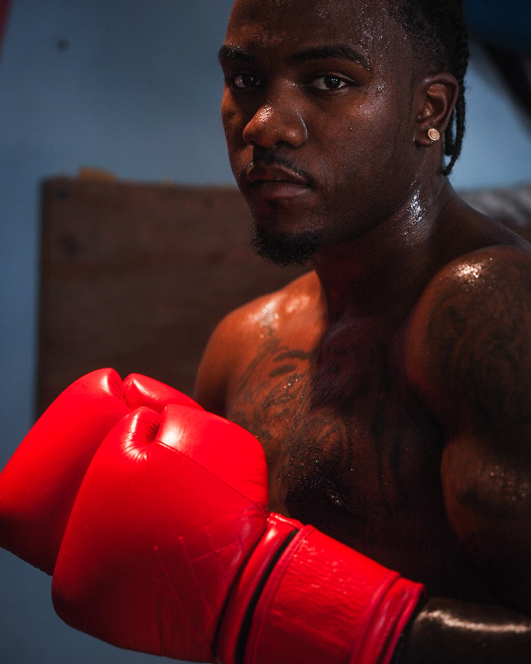 variant:red::TITLE Boxing Ko-Vert Bag Boxing Gloves on boxer's hands in fighting stance