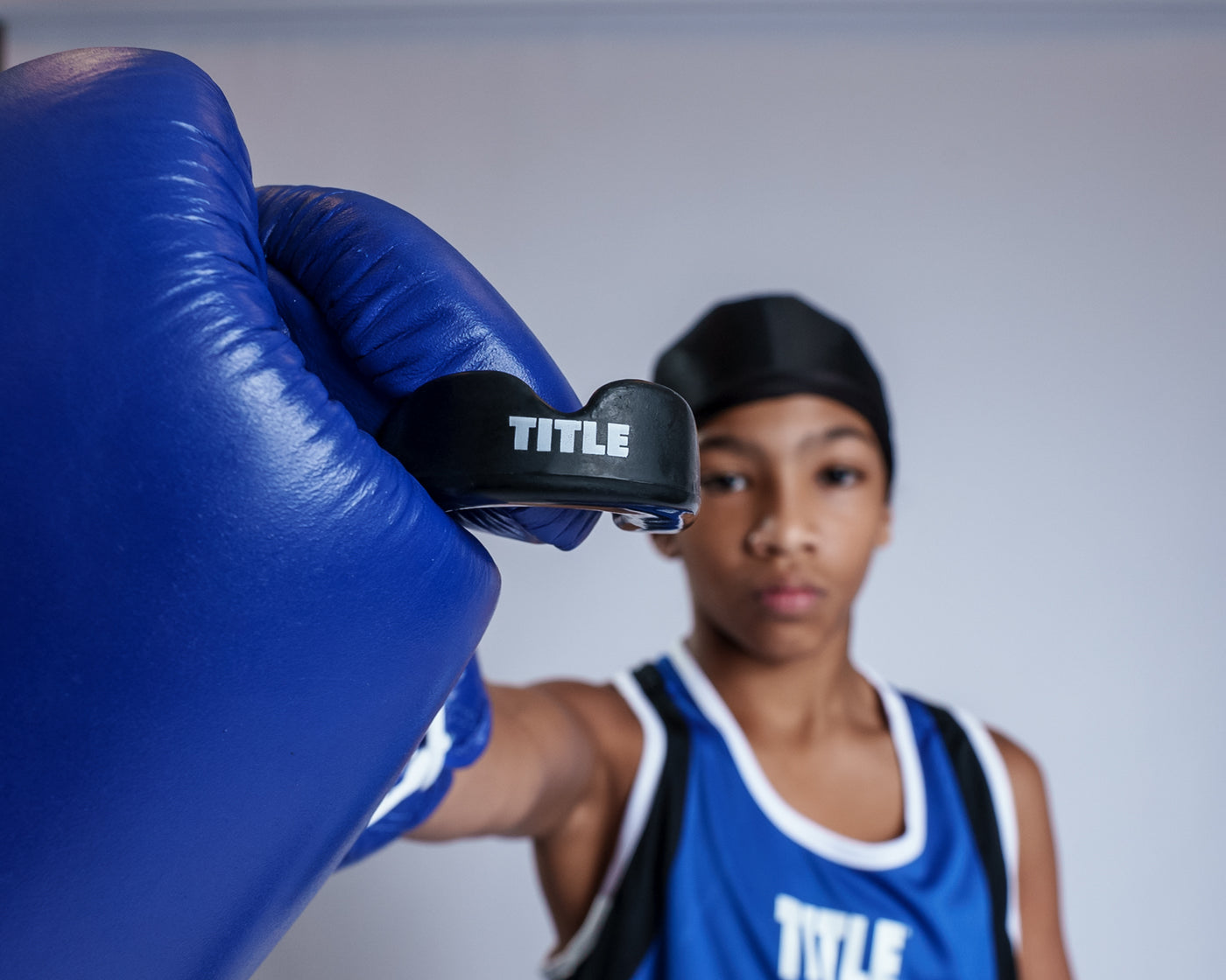 variant:lifestyle::TITLE Classic Boxing Sparring Bundle boxer holding up mouthguard