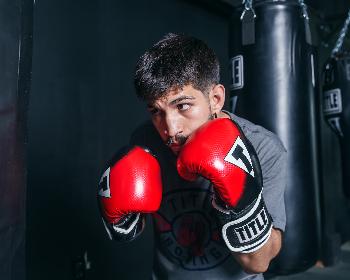 variant:lifestyle::TITLE Boxing Speed-Trax Weighted Bag Gloves Boxing pose