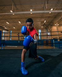 variant:Blue::TITLE Boxing Speed-Flex Encore Mid-Top Shoes boxing pose knee bent