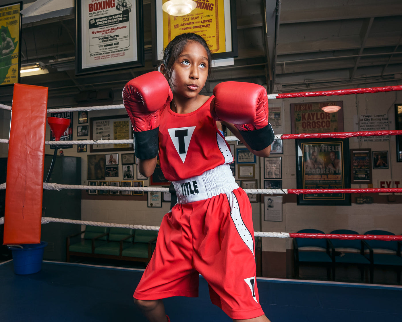 variant:red/white::TITLE Boxing Performance Aerovent Amateur Boxing Set 3.0 boxing stance
