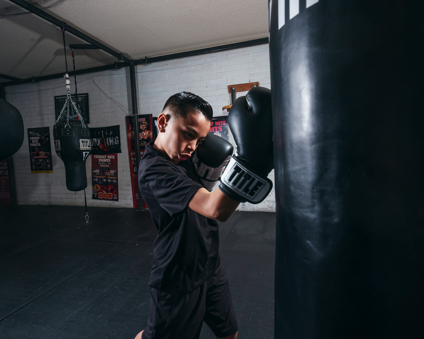 variant:Black/White::TITLE Premier Leather Super Bag Gloves 2.0 uppercut bag