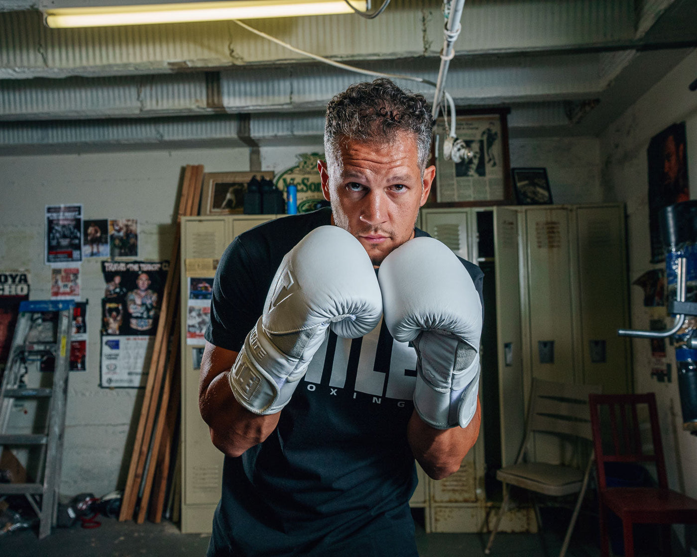variant:lifestyle::TITLE White Boxing Training Gloves 2.0  guy boxing stance