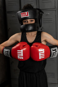 variant:lifestyle::TITLE Classic Face Protector Headgear 2.0 kid punching red gloves together 