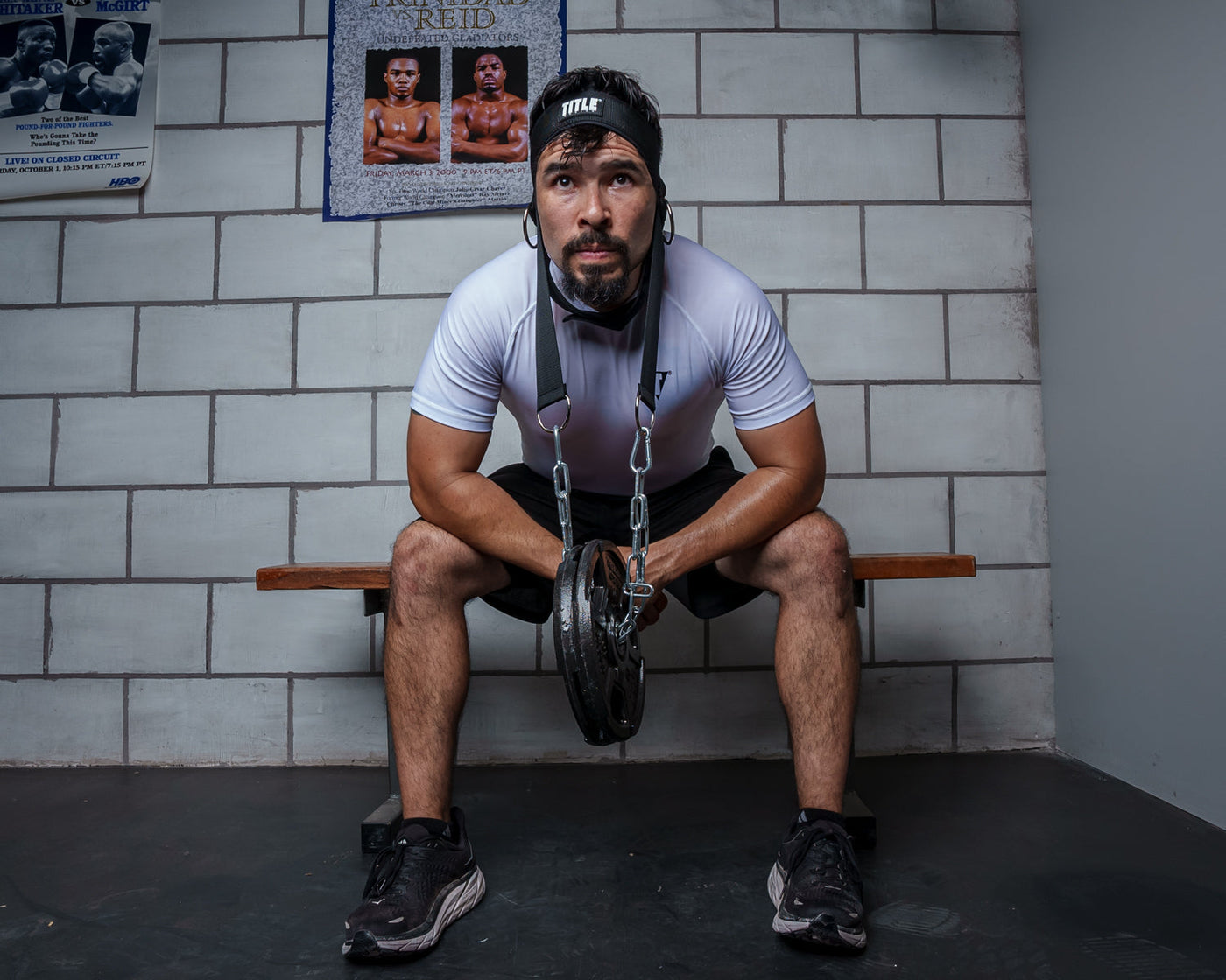 variant:lifestyle::TITLE Boxing Nylon Head Harness 2.0 man wearing harness